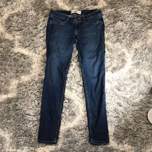 Dark colored Hollister Jeans Size 7R w28 L29